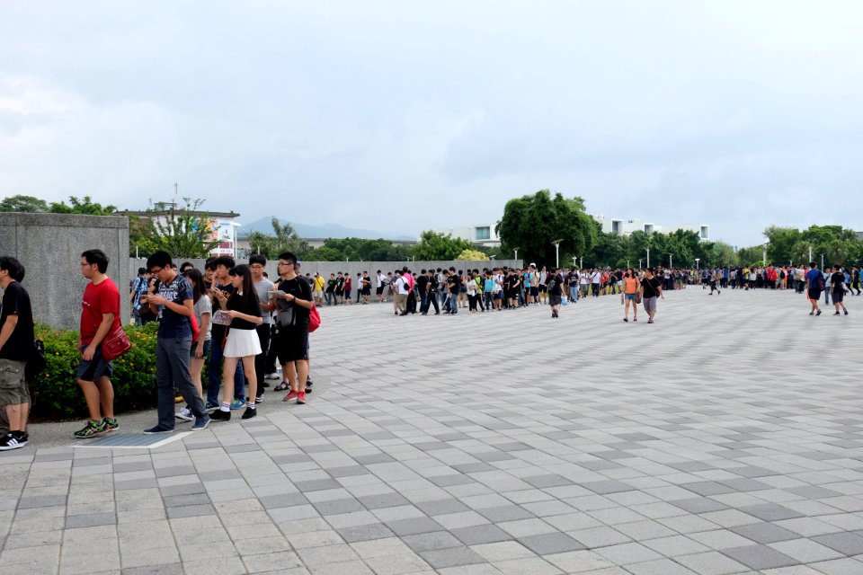 Visitors around Yuanshan Park Waiting for Enter Expo Dome in FF28 20160827a