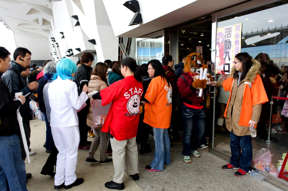Visitors Entering FF25 Hall 20150131