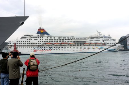 Visitors Photographing Superstar Aquarius turning at Keelung Naval Pier 20170309