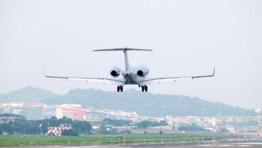 VistaJet Bombardier Global 6000 9H-IGH on Final Approach at Taipei Songshan Airport 20150427d