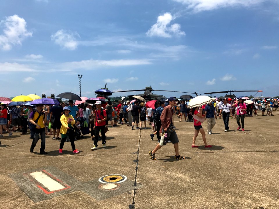 Visitors at Gangshan Air Force Base Open Day 20170812ia
