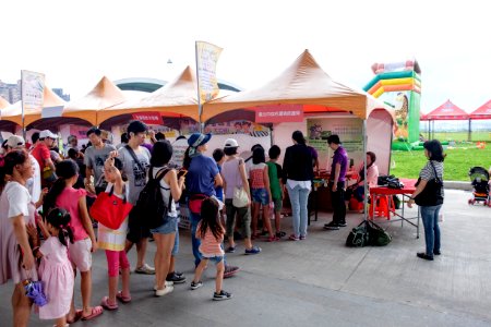 Visitors in Front of DEPTC Booth Waiting for Play Mini Billiards 20170530