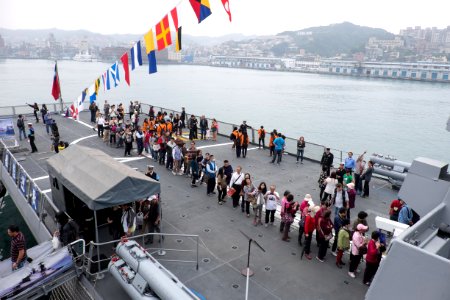 Visitors Queue on ROCN Si Ning (PFG-1203) Flight Deck 20150316