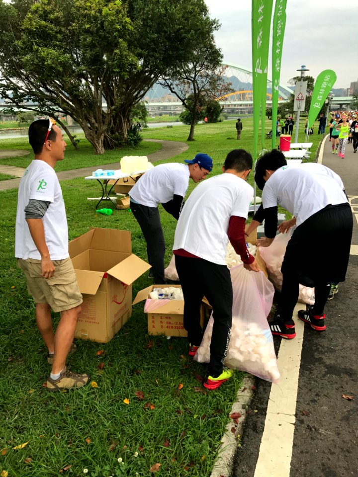 Volunteers Collecting Used Cups in Guanshan Riverside Park 20170423