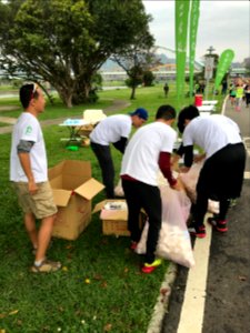 Volunteers Collecting Used Cups in Guanshan Riverside Park 20170423