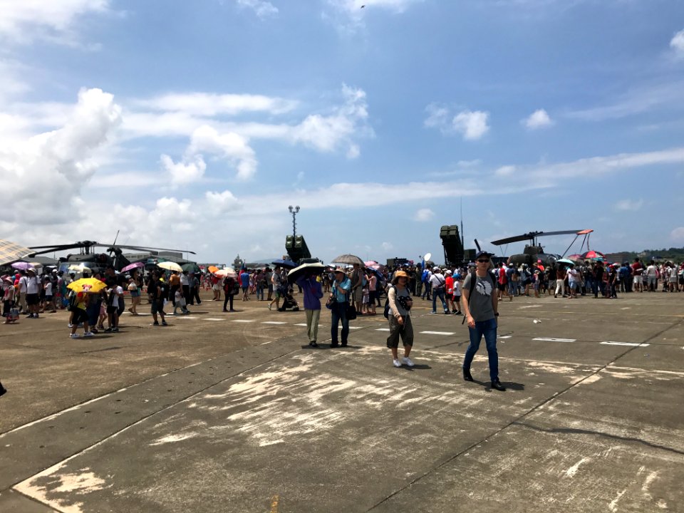 Visitors at Gangshan Air Force Base Open Day 20170812ib
