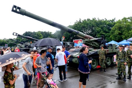 Visitors around M110A2 Howitzer on Ground in 2015 Chengkungling Open Day 20150606