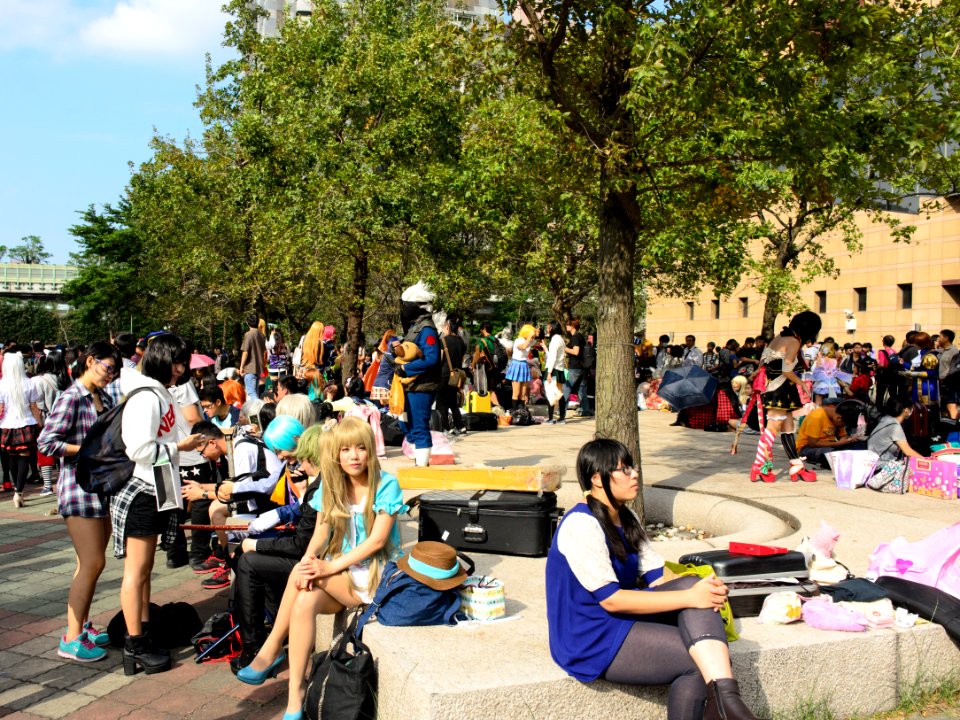 Visitors and Cosplayers in East Square of NTU Gym 20151025b