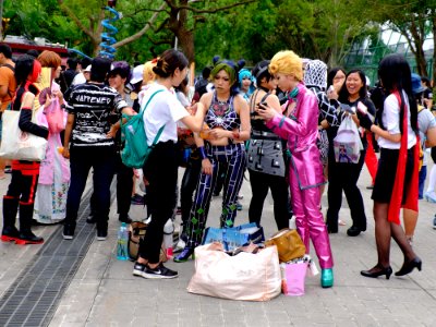 Visitor Talking with Cosplayers Group of JoJo's Bizarre Adventure in CWT40 20150809