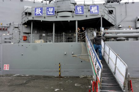Visitor aboarding ROCN Chang Chien (PFG2-1109) from Central Right Board Gangway 20170309