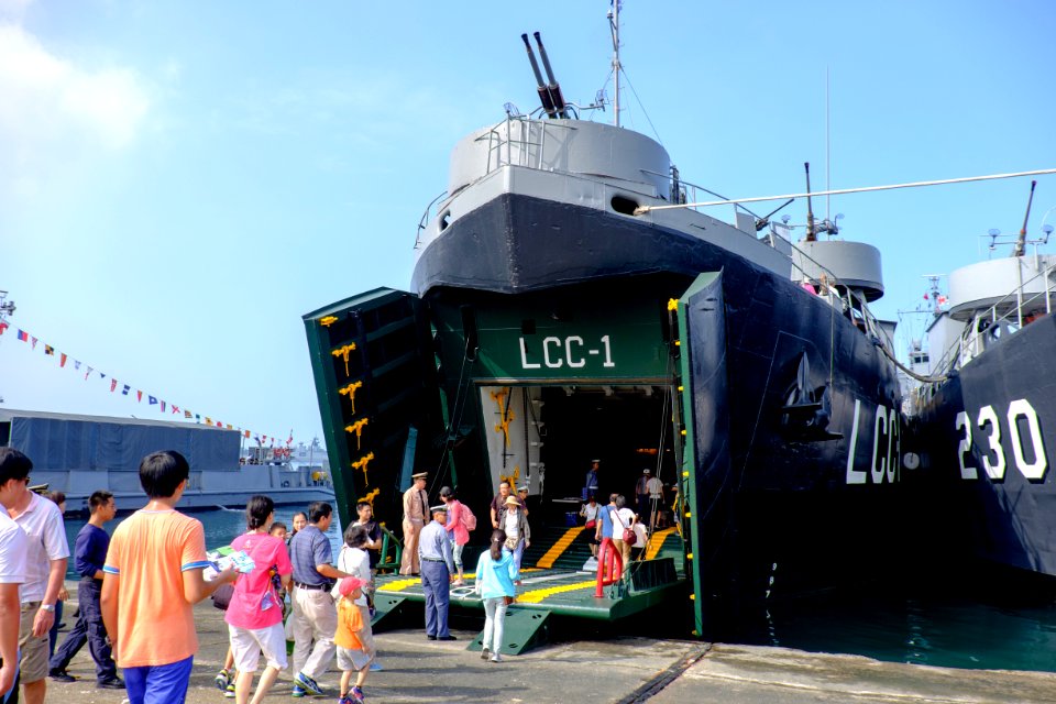 Visitors in Front of ROCN Kao Hsiung (LCC-1) 20151024