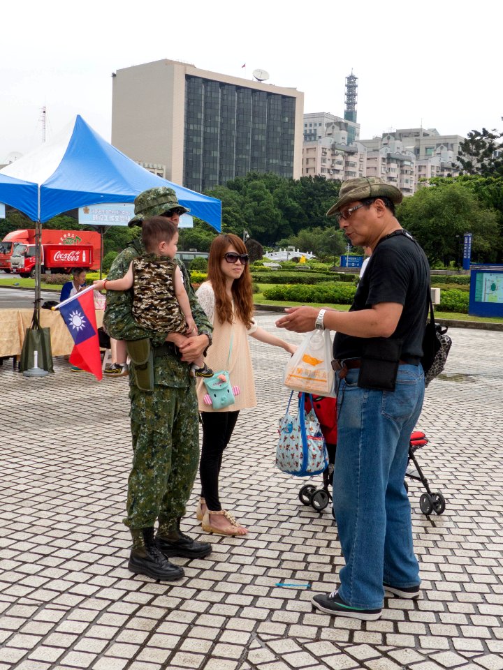 Visitor Talking with Soldier Holded Boy 20140607