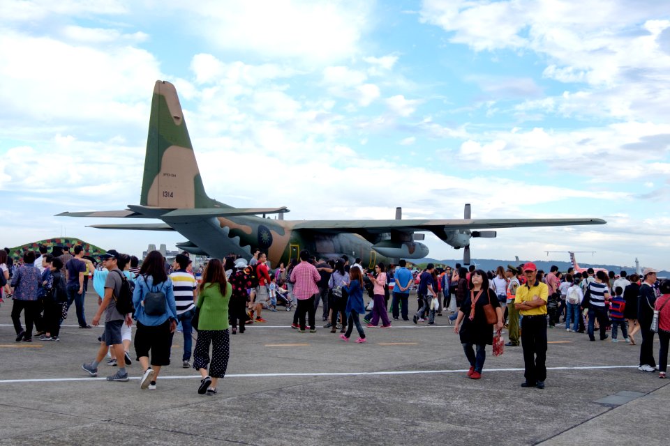 Visitors and ROCAF C-130H 1314 in Hsinchu AFB Apron 20151121