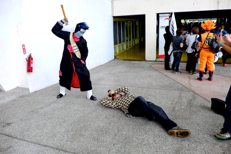 Visitor Lying on the Ground Photographing Face of Cosplayer 20150509