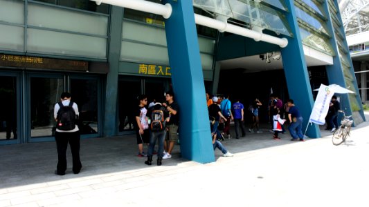 Visitors and Cosplayers in Front of Star Gallery 20150628a