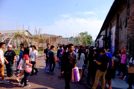 Visitors and Cosplayers at Pier-2 Art Center in FFK8 20151129a