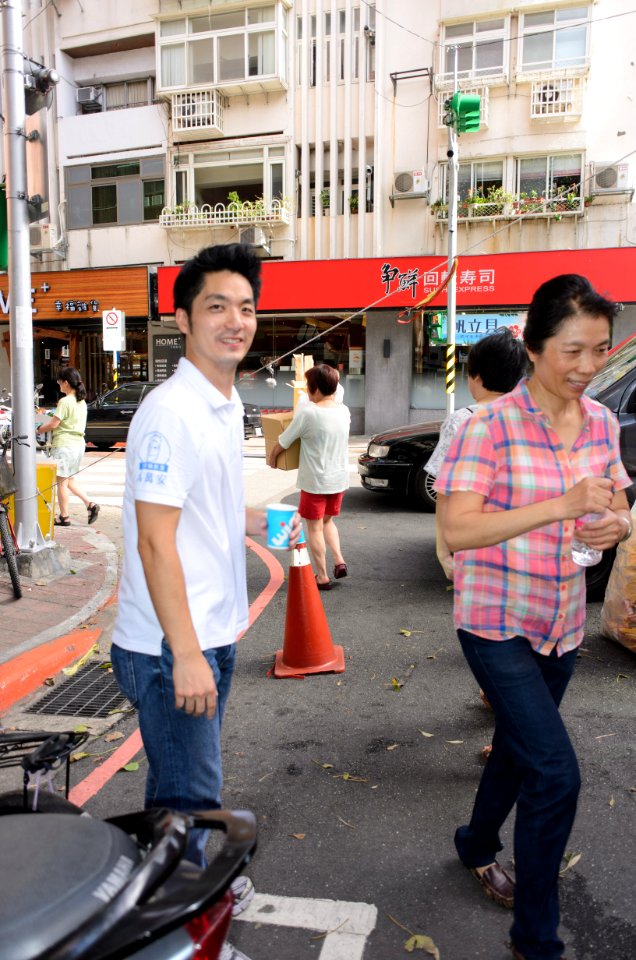 Wan-An Jiang Greeting Neighbors after Ghost Festival of Futai Village, Songshan District, Taipei 20150822