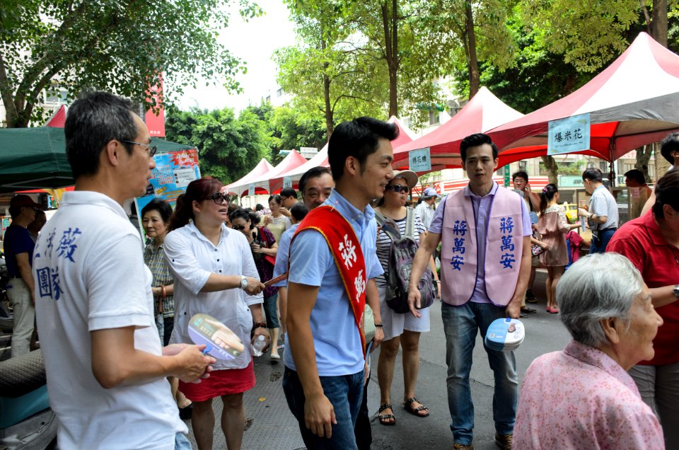 Wan-An Jiang Talking with Futai Village Neighbors 20150613b