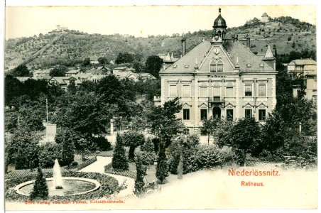 02894-Niederlößnitz-1903-Rathaus mit Springbrunnen und Blich nach der Friedensburg-Brück & Sohn Kunstverlag