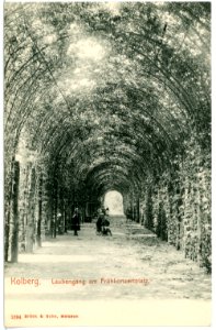 01894-Kolberg-1901-Laubengang am Frühkonzertplatz-Brück & Sohn Kunstverlag