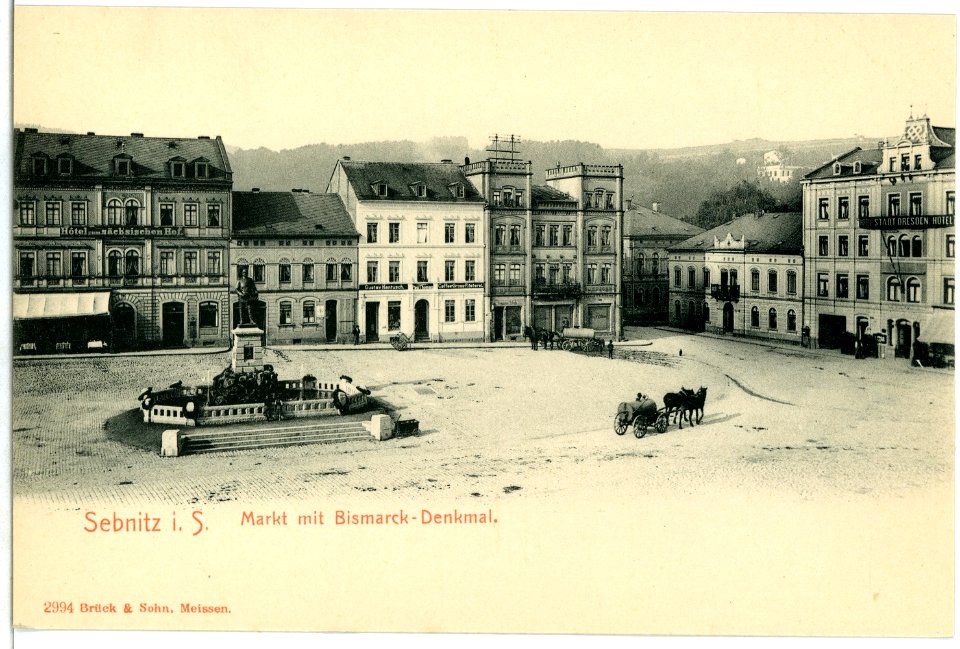 02994-Sebnitz-1903-Markt mit Bismarckdenkmal und Pferdefuhrwerken-Brück & Sohn Kunstverlag