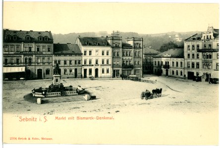 02994-Sebnitz-1903-Markt mit Bismarckdenkmal und Pferdefuhrwerken-Brück & Sohn Kunstverlag