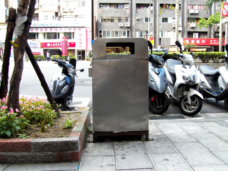 Large Street Trash Bin of Taipei City 20121229
