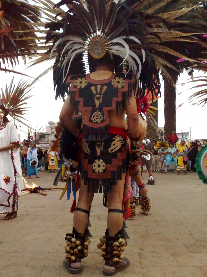 Indumentaria negra de azteca