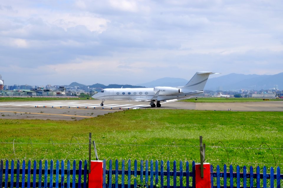 Gulfstream G450 B-LAS Departing from Taipei Songshan Airport 20160126d