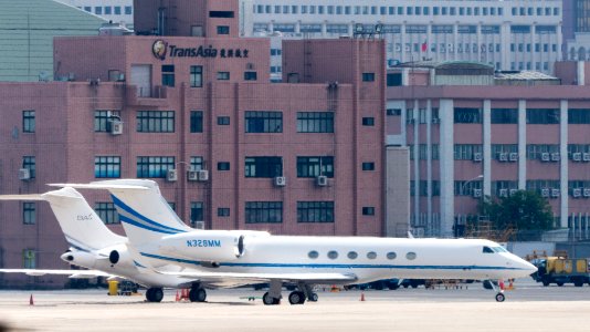 Gulfstream V N328MM Taxiing at Taipei Songshan Airport 20150913b