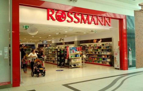 Jedna z trzech drogerii Rossmann w 60-tysięcznym Tomaszowie Mazowieckim, w województwie łódzkim