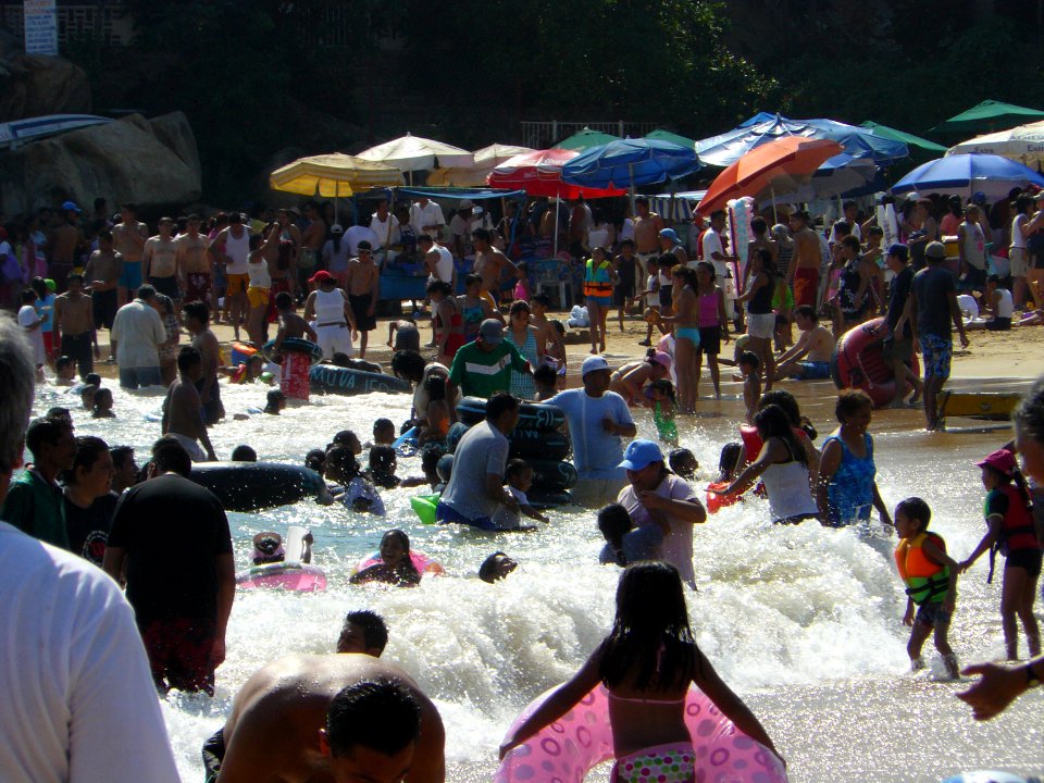 Cúmulo de personas en la playa de Acapulco