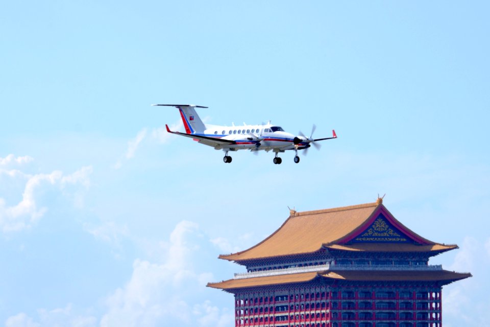 CAA MOTC Beechcraft Super King B350iER B-00101 on Final Approach at Taipei Songshan Airport 20150908d