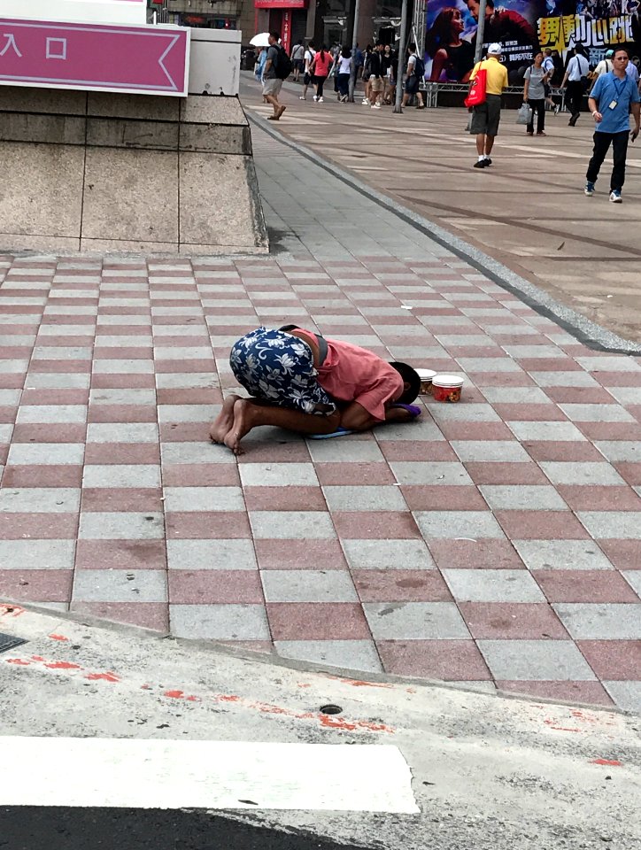 Beggar at Sidewalk of Zhongxiao West Road 20170726