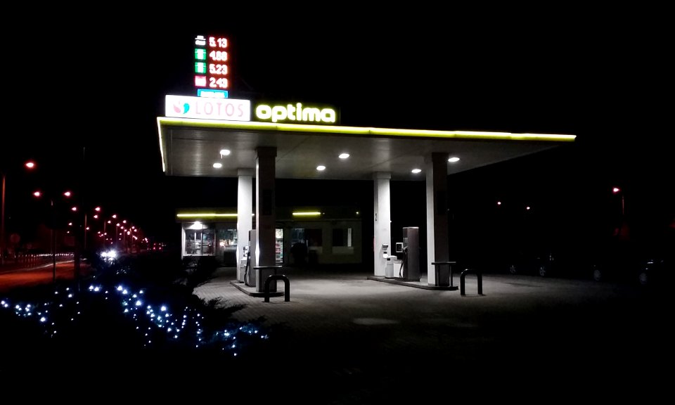 Całodobowa stacja benzynowa Lotos w 60-tysięcznym Tomaszowie Mazowieckim Lotos petrol station in sixty thousandths Tomaszów Mazowiecki, Poland
