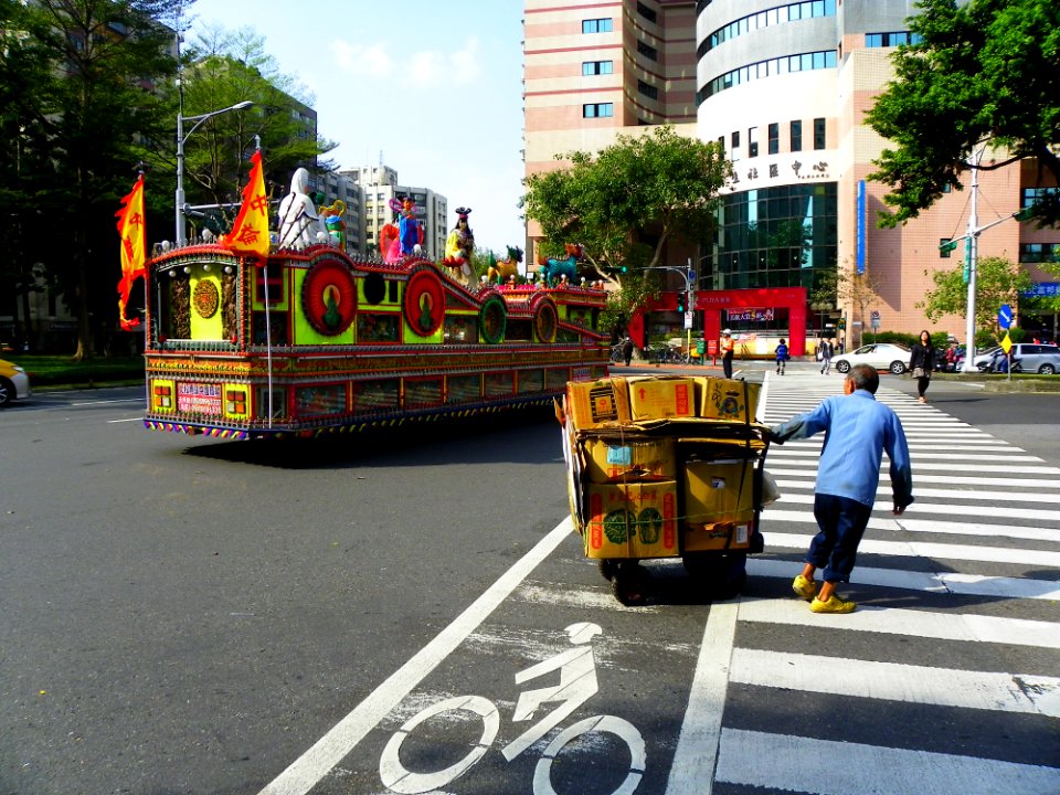 Ciyou Temple Mazu Cruise Parade 20131117-104