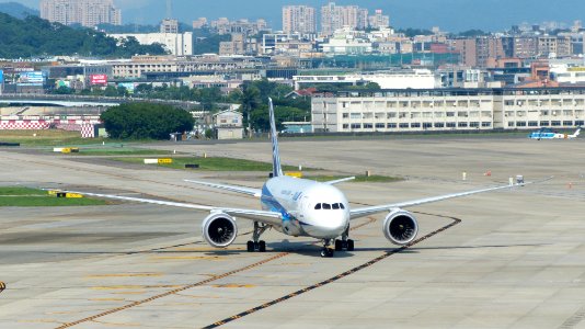 ANA Boeing 787-8 JA832A Taxiing at Taipei Songshan Airport 20160821d