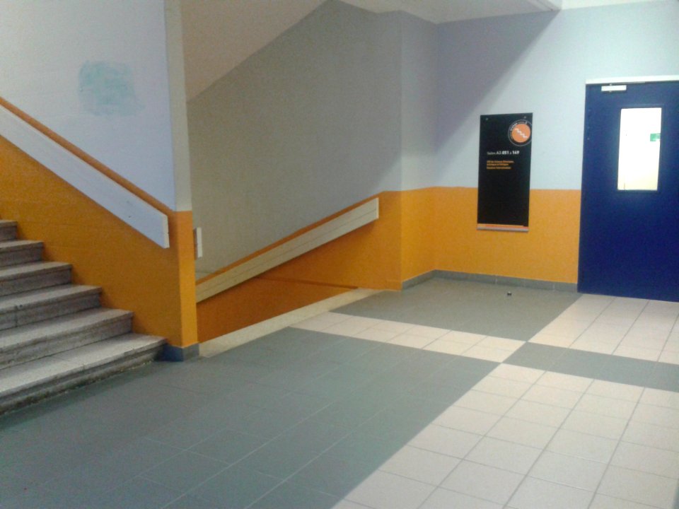 Escalier jaune Université Lille III