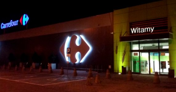 Całodobowy hipermarket (ponad 3,000 mkw) Carrefour w 60-tysięcznym Tomaszowie Mazowieckim, w województwie łódzkim