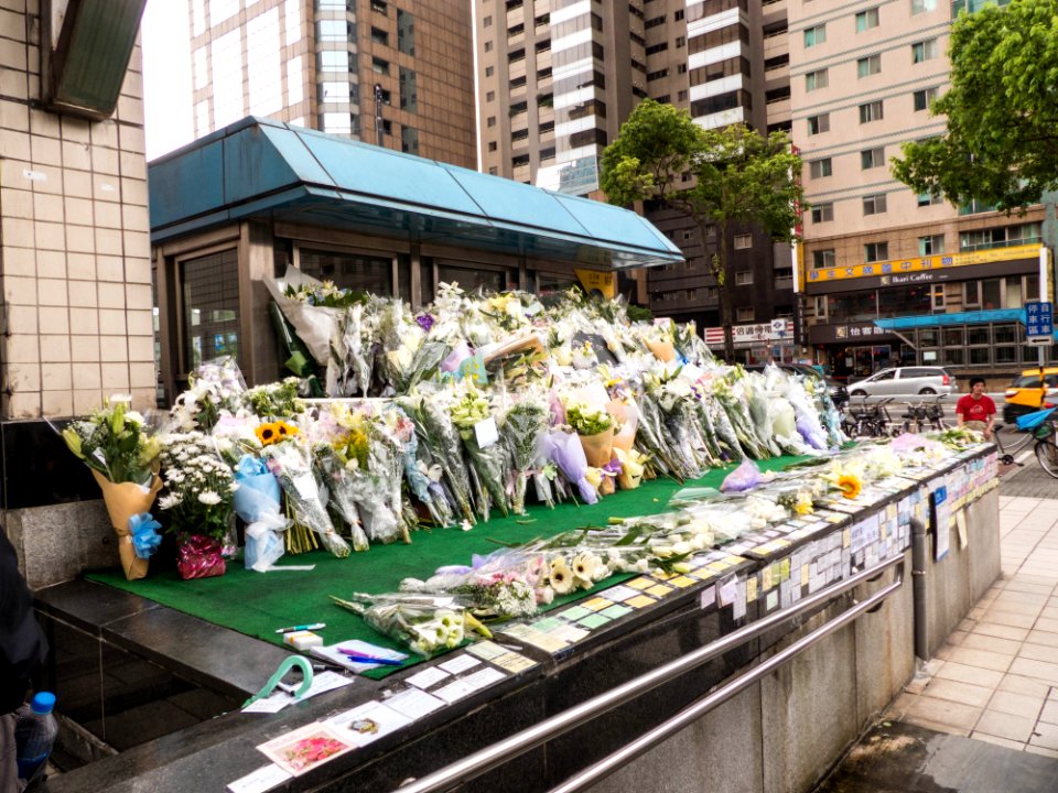 Floral Tribute for Victims of Taipei Metro Banqiao Line Attack 20140523d