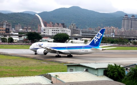ANA Boeing 787-881 JA829A Departing from Taipei Songshan Airport 20150321b