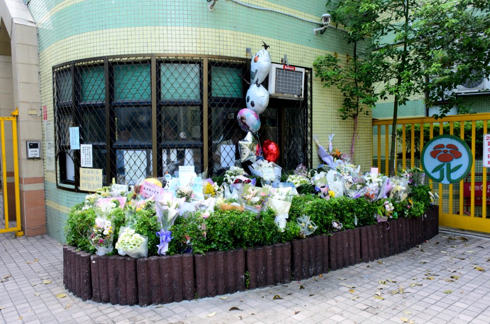 Floral Tributes for Victim beside Taipei Municipal Wenhua Elementary School Main Gate 20150603b