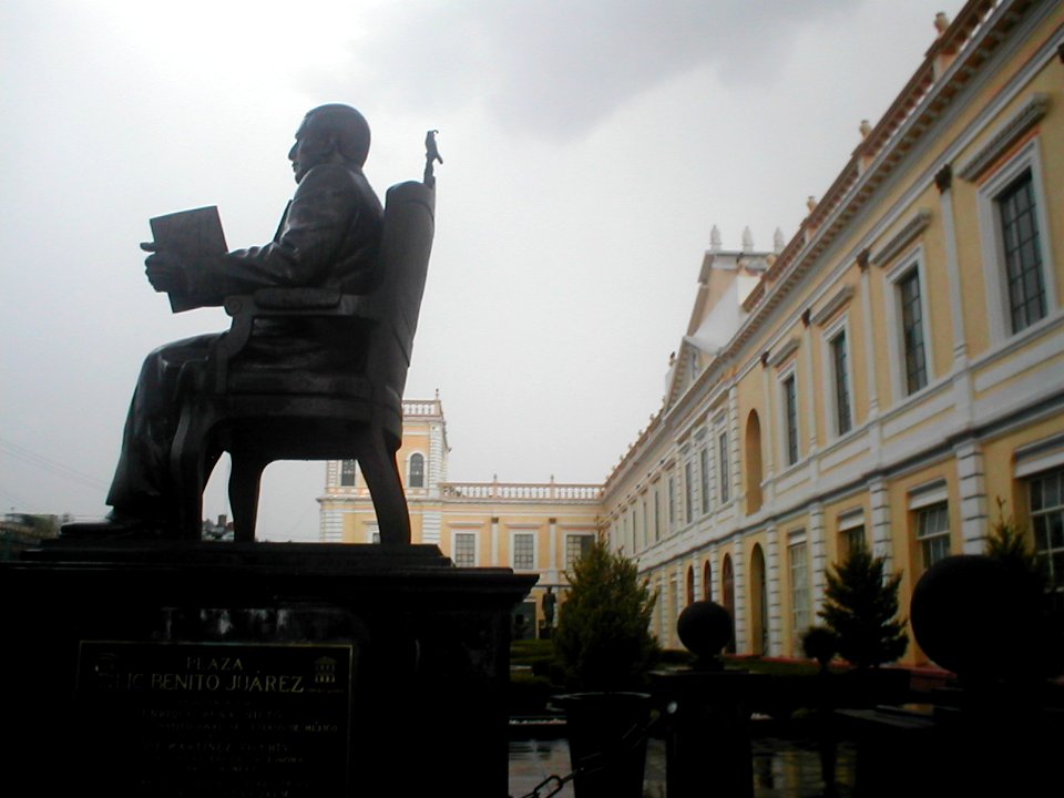 Estatua de Juárez en Rectoría