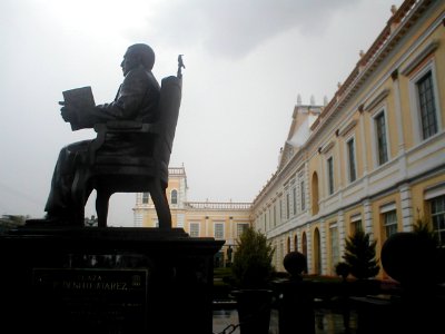 Estatua de Juárez en Rectoría