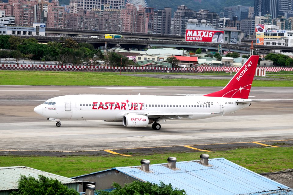 Easter Jet Boeing 737-883 HL8289 Departing from Taipei Songshan Airport 20150321b