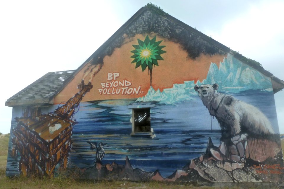 Fresque murale sur une maison inachevée de Pirou