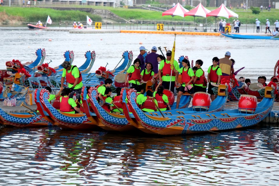 Dragon Boat Race Team Rowers aboarding Boat before Race 20170530fb