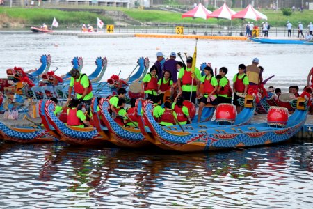 Dragon Boat Race Team Rowers aboarding Boat before Race 20170530fb photo