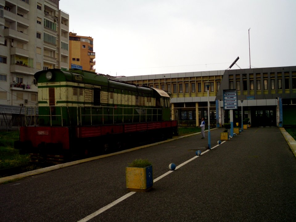 Durres train station engine T669 2