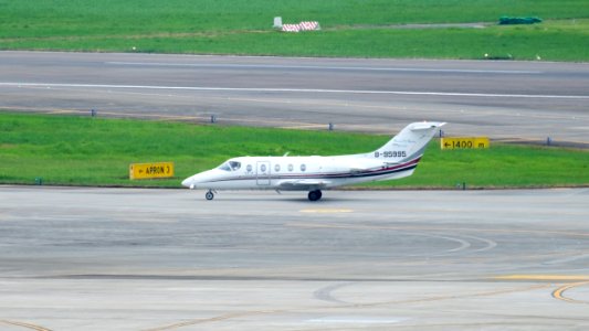 EATC Beechcraft Hawker 400XP B-95995 Taxiing at Taipei Songshan Airport 20160906c